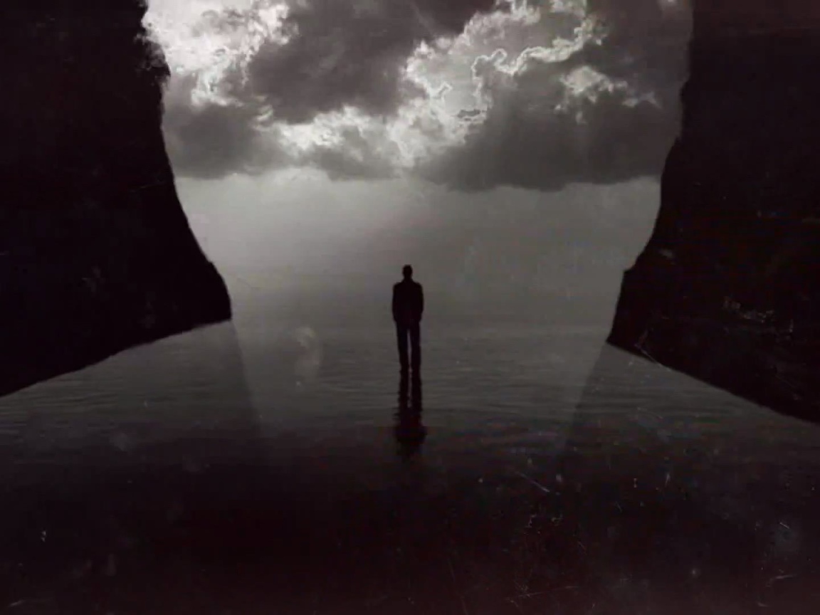 Человек между двух скал