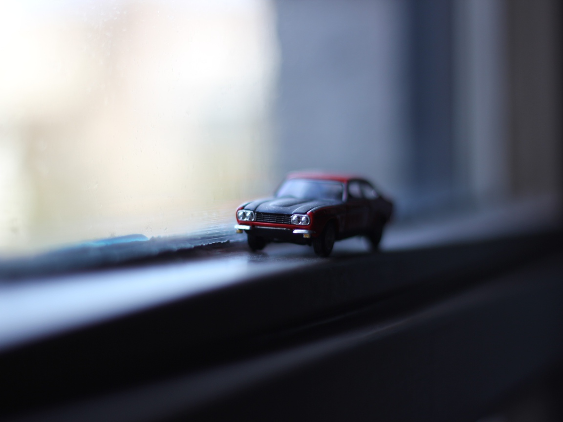 Модель автомобиля у окна