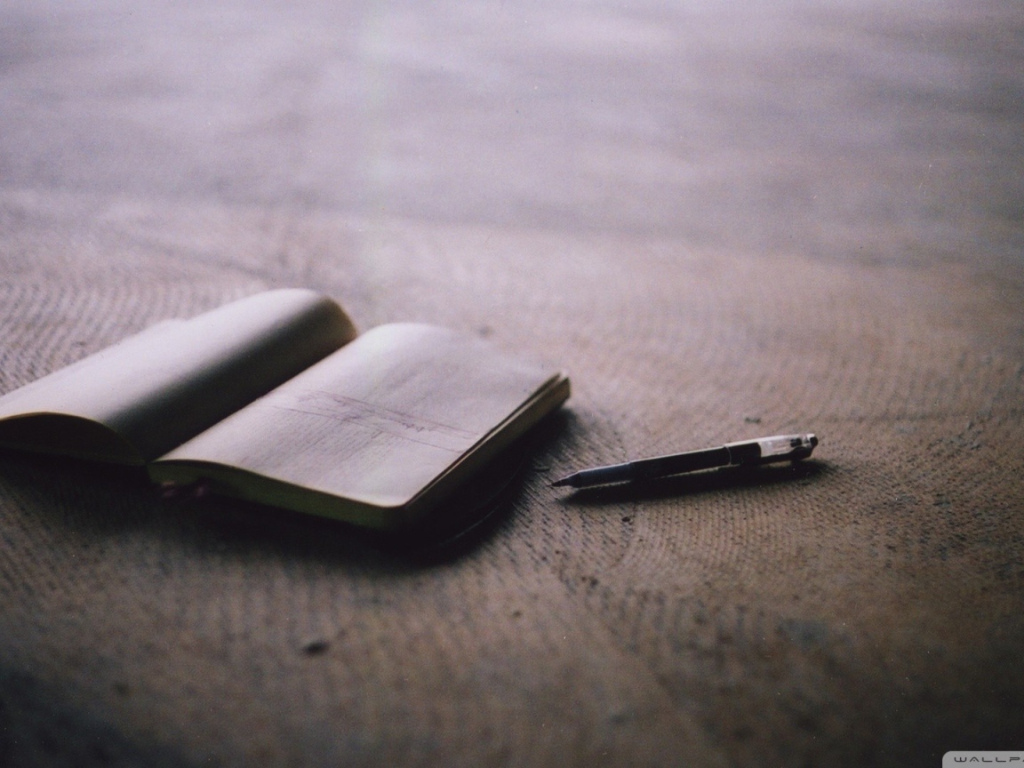 Записная книжка и ручка на полу