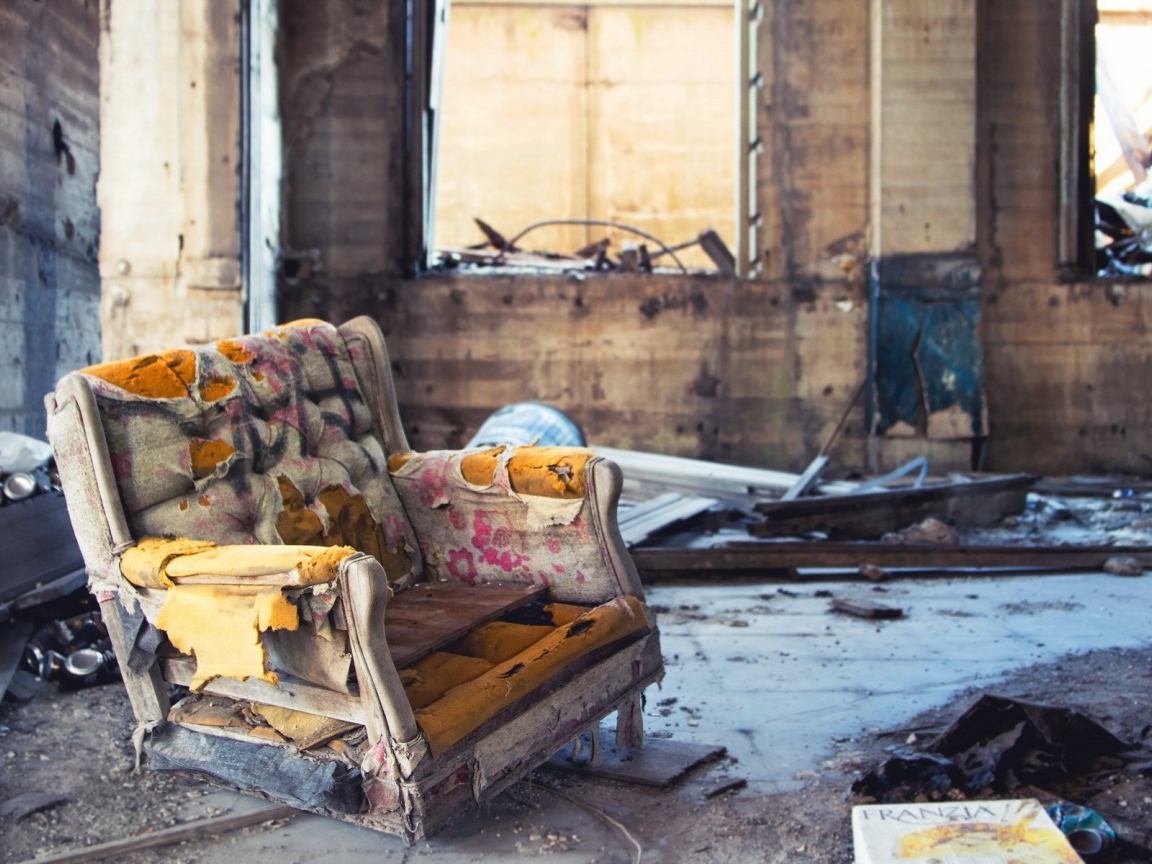 Старое кресло в разрушенном доме