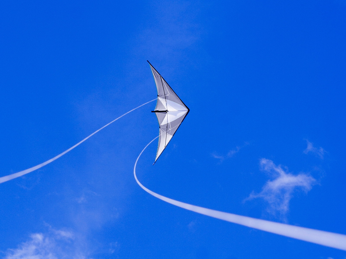 Бумажный самолет в синем небе