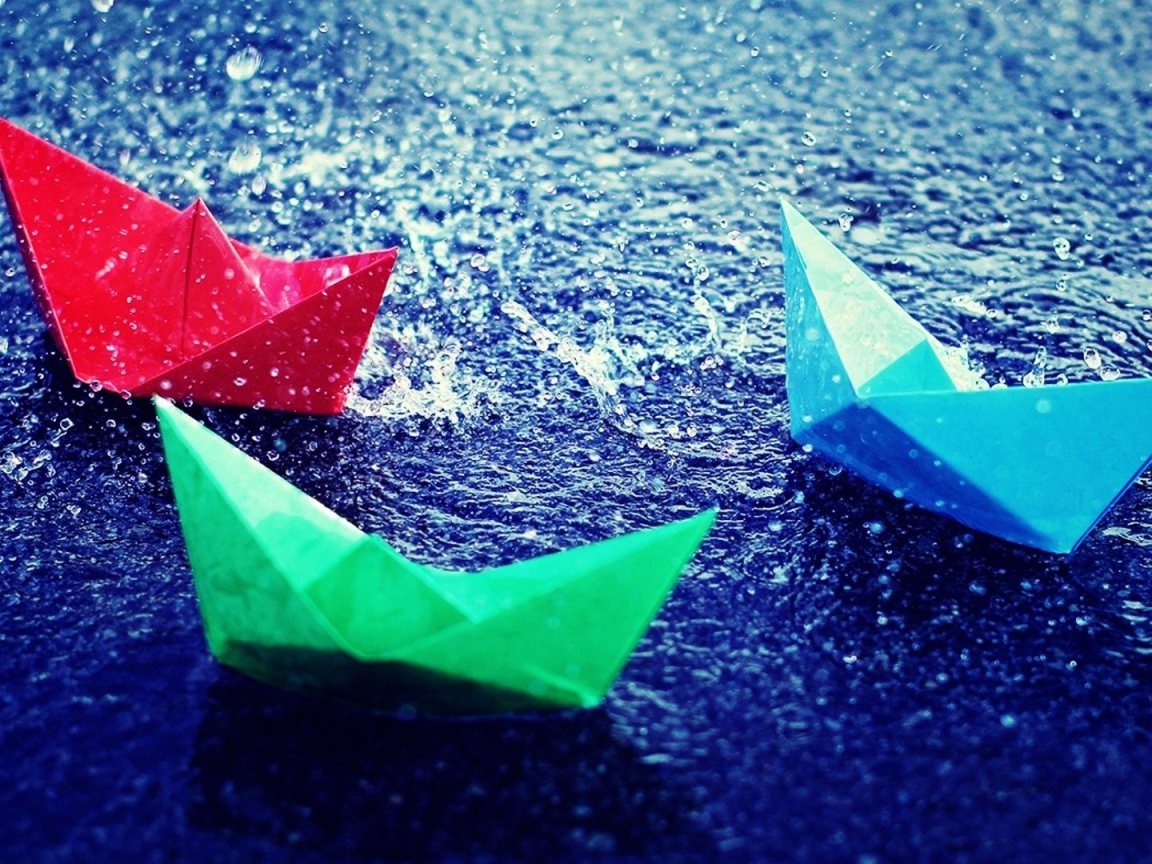 Бумажные кораблики на воде