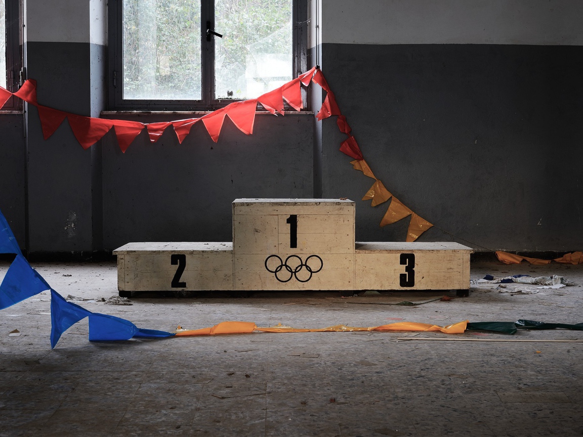 Пьедестал в заброшенном зале