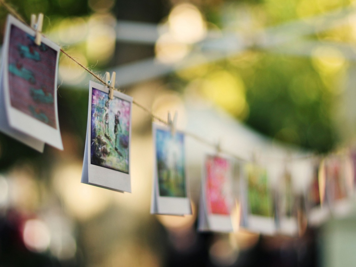 Фотографии висят на веревке