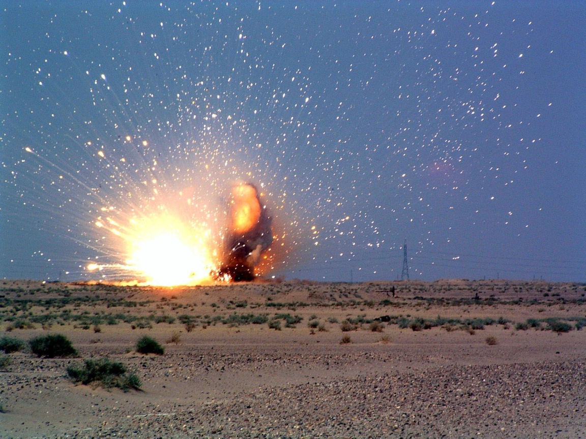 Мощный взрыв снаряда