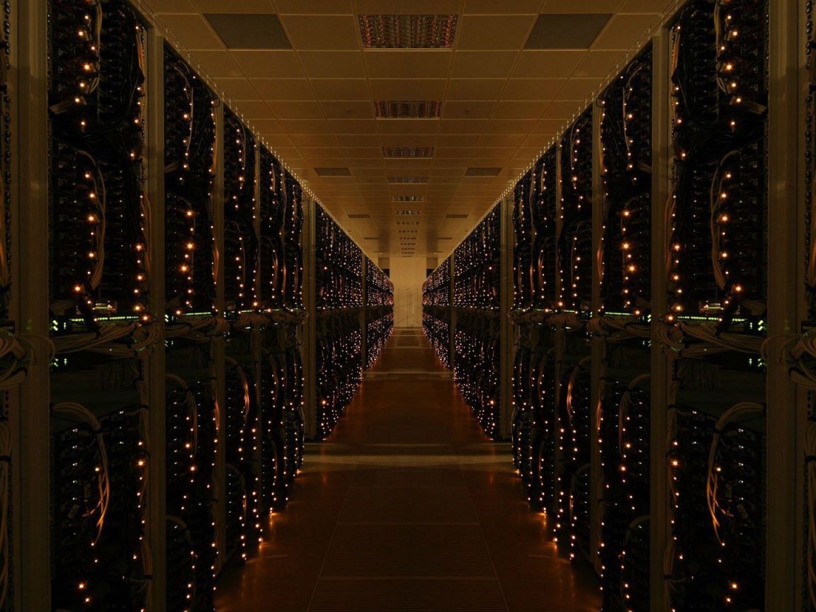 Стойки с серверами в дата центре