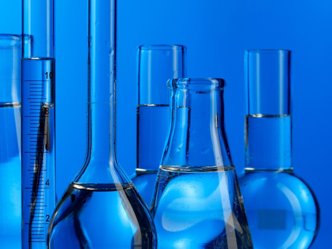 Реактивы в кабинете химии