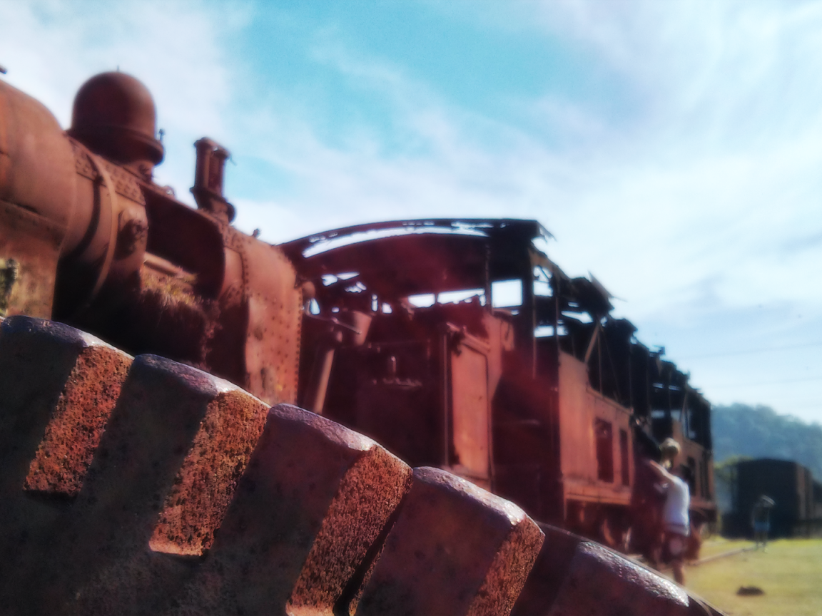 Ржавый паровоз на свалке