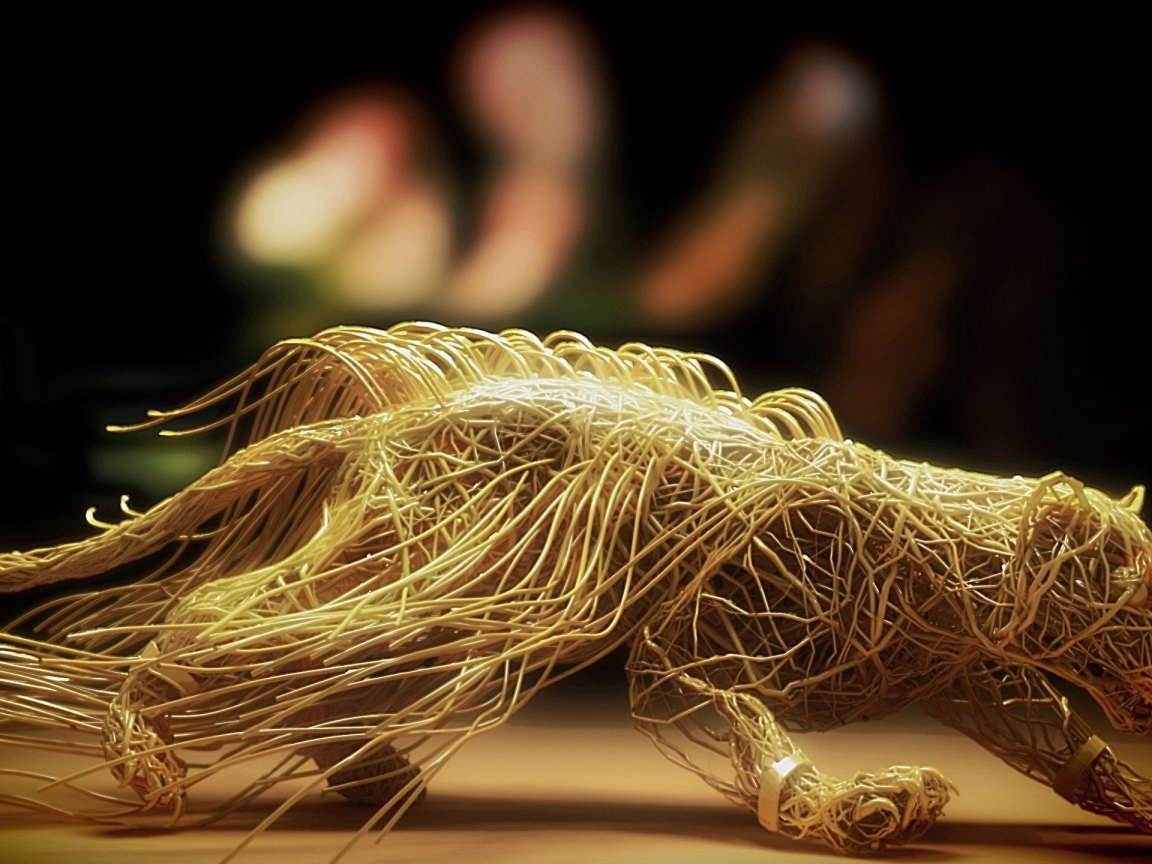 Скульптура зверя из макарон