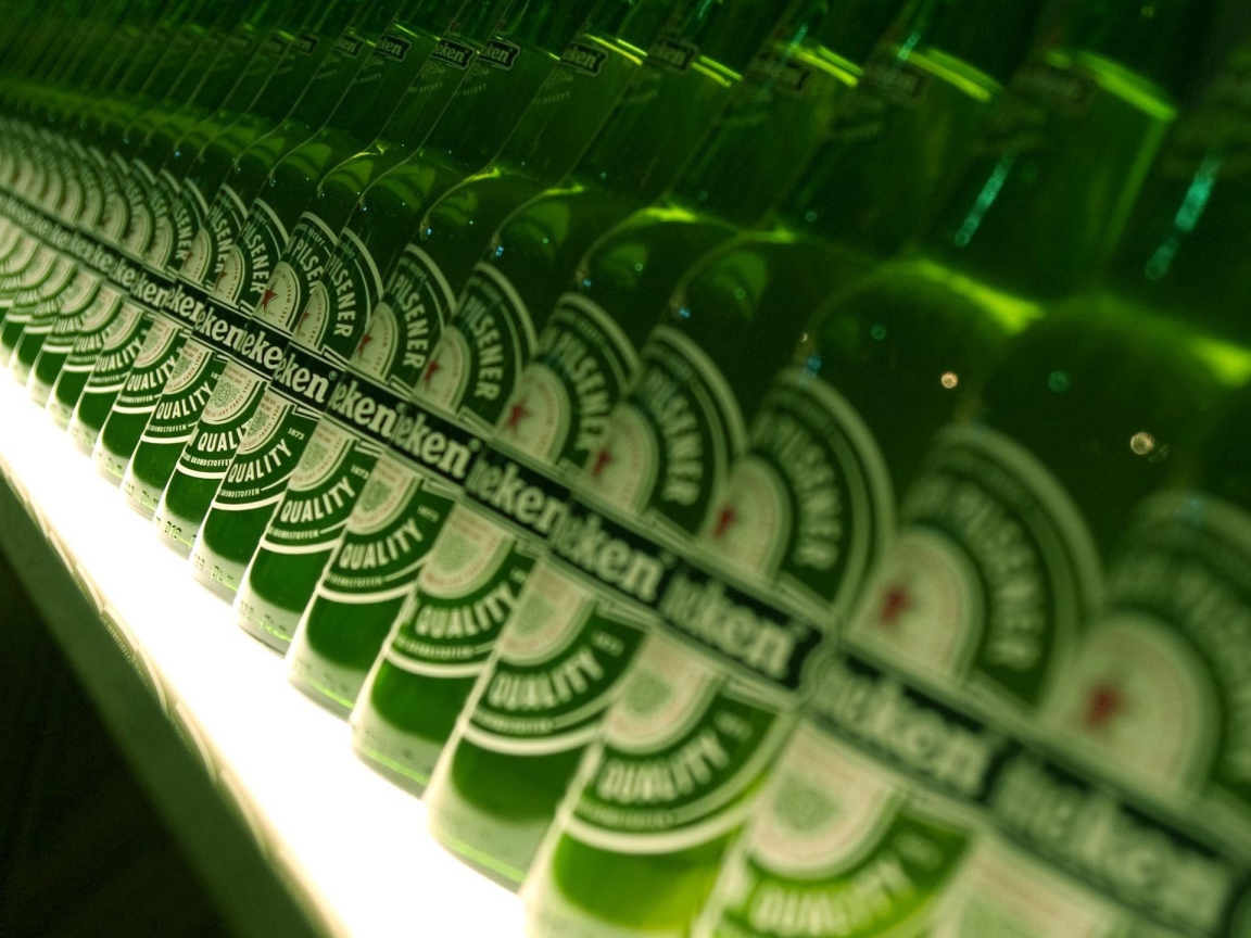 Ряд бутылок пива Heineken на полке