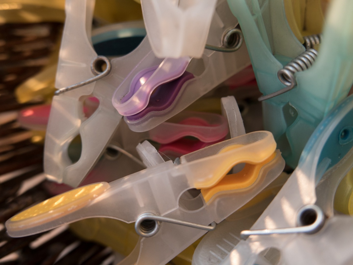 Несколько бельевых прищепок