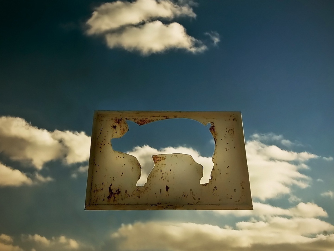 Силуэт свиньи на фоне неба