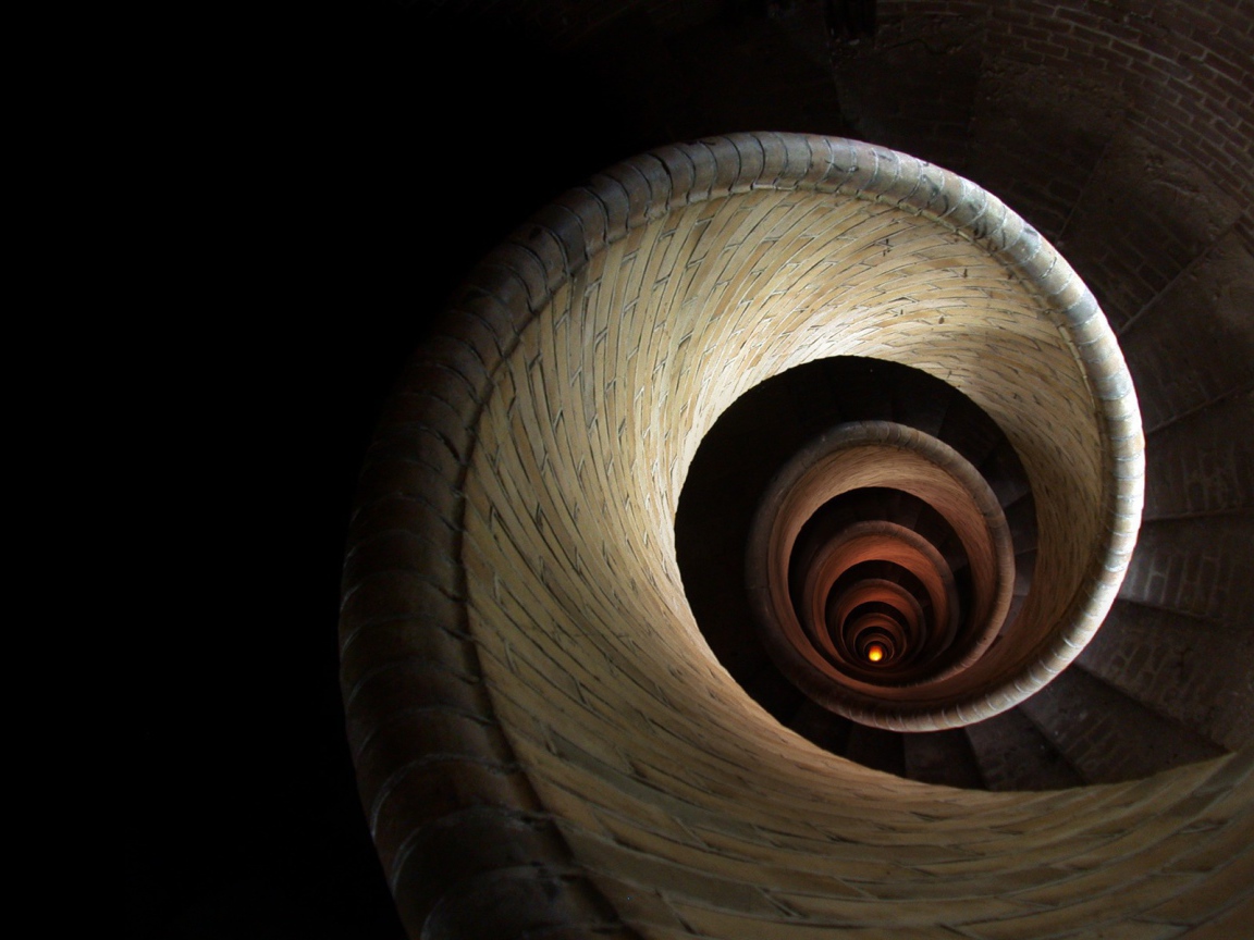 Спираль винтовой лестницы уходит вглубь