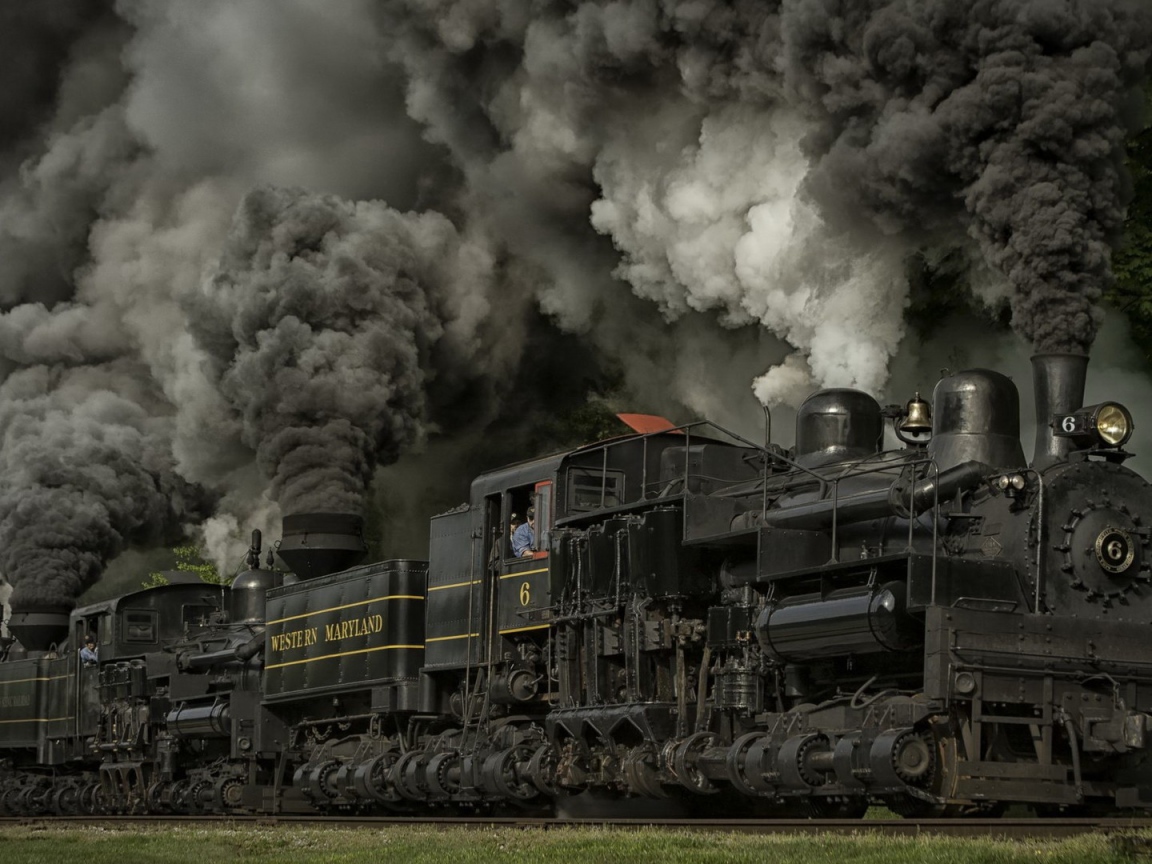 Паровоз в облаке черного дыма