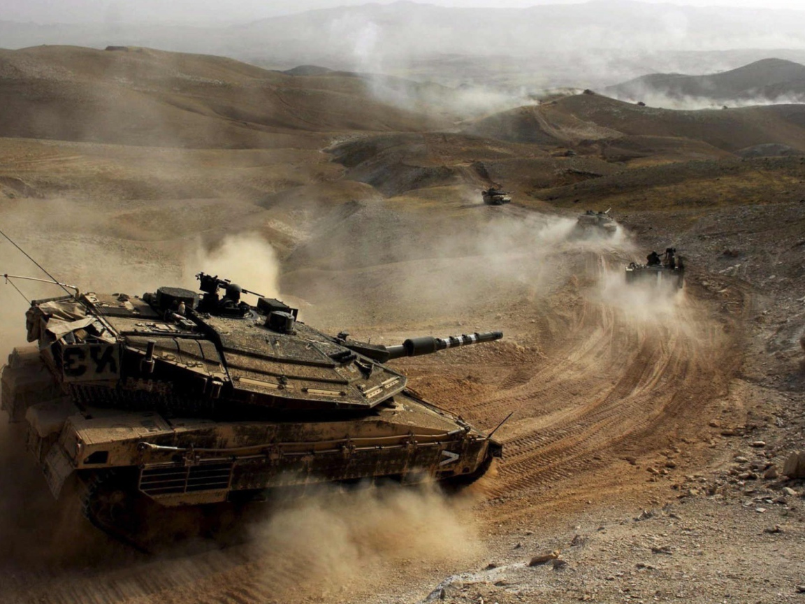 Танки на марше в пустынной местности