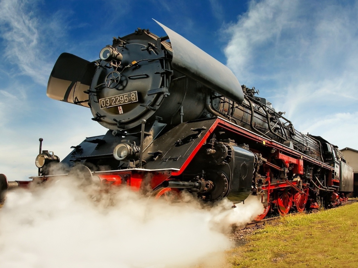 Паровоз сбрасывает пар