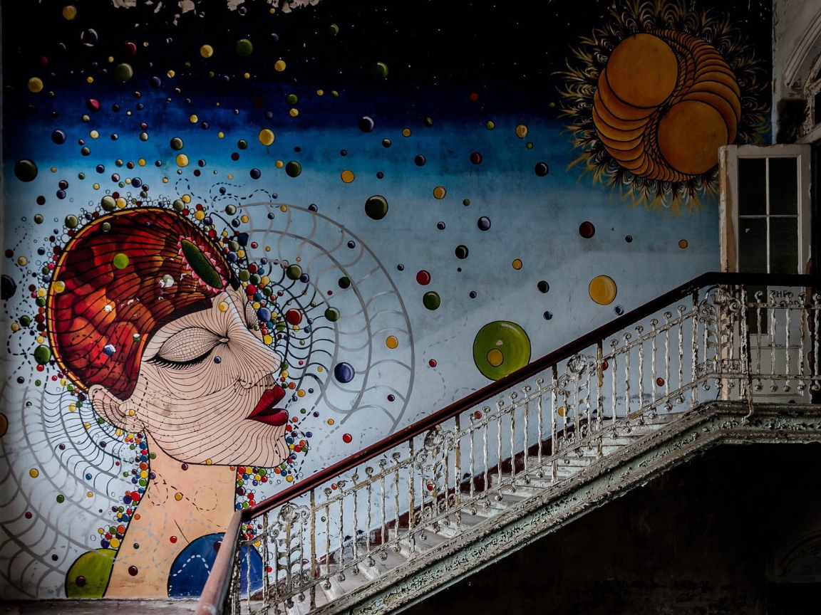 Картина на стене в заброшенном доме