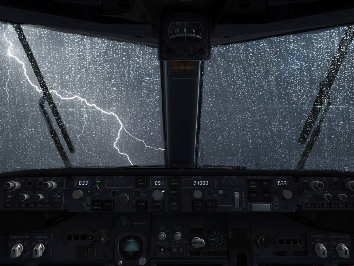 Вид из кабины пилота самолета на грозу