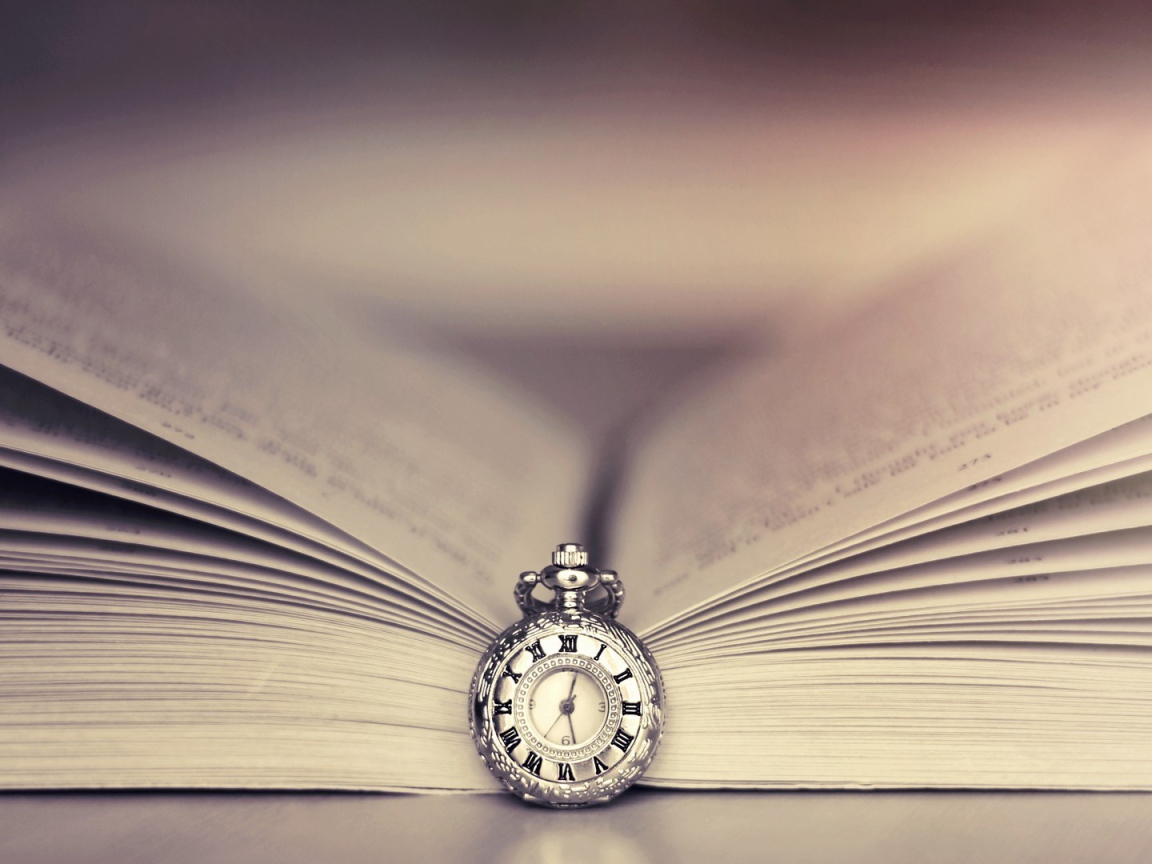 Часы на цепочке в открытой книге