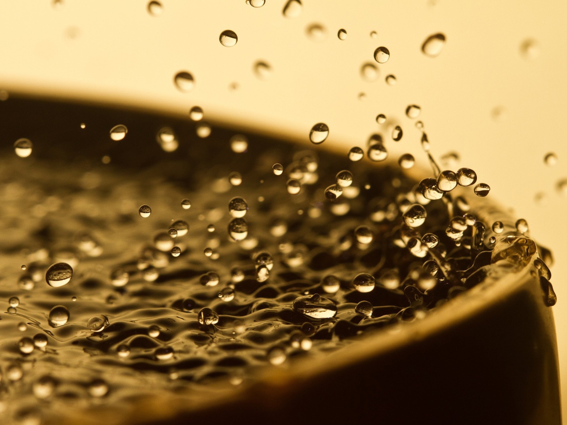 Капли воды у края емкости с водой