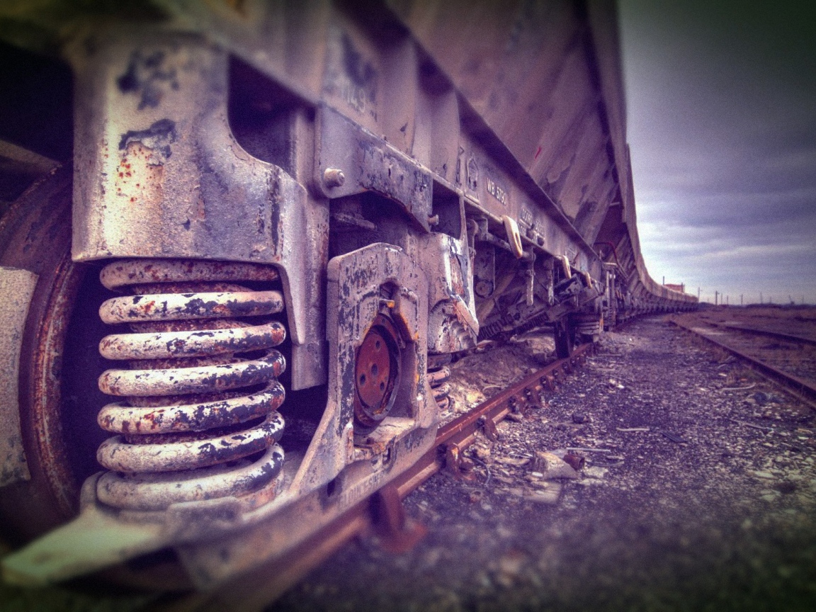 Колеса грузового поезда
