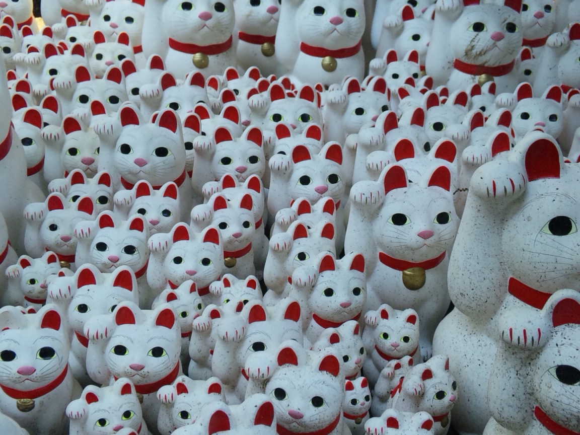 Керамические фигурки белых котов