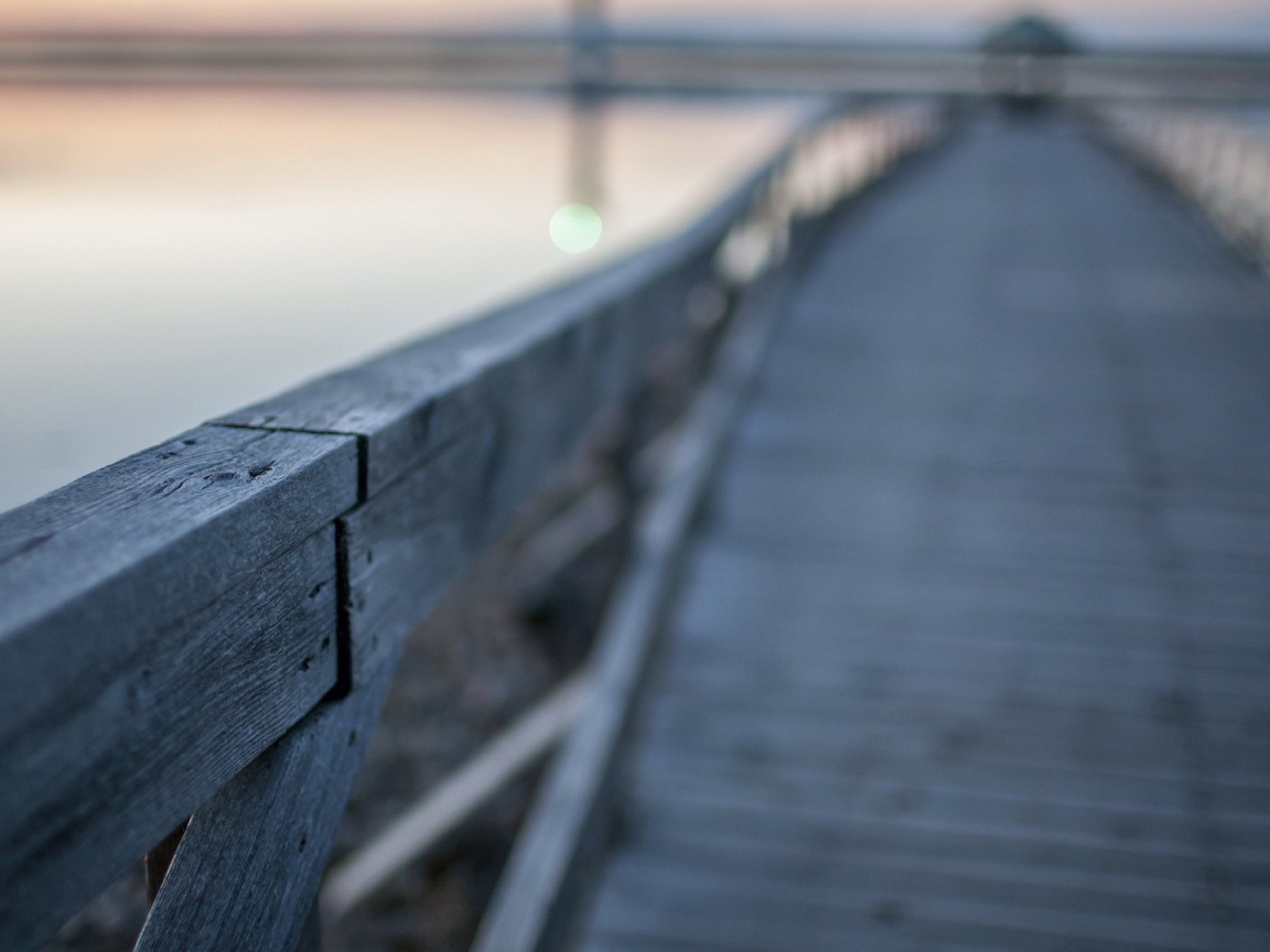 Перила деревянного моста через реку