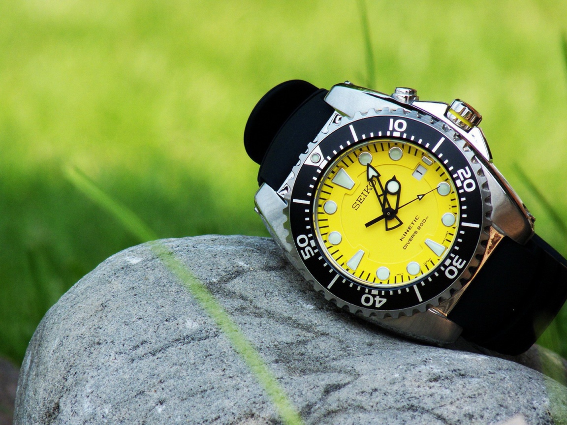 Желтые часы на камне