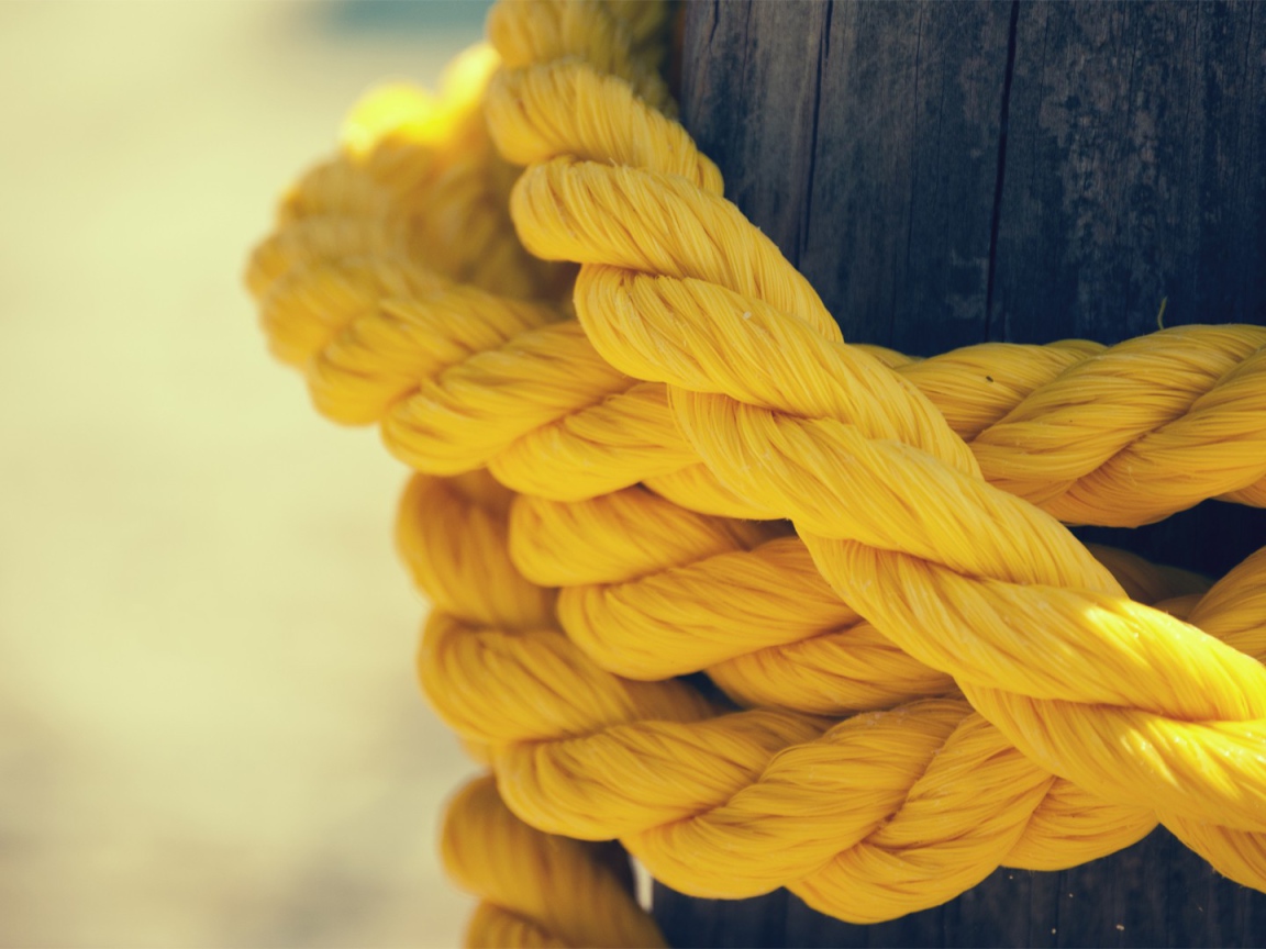 Желтая веревка на столбе