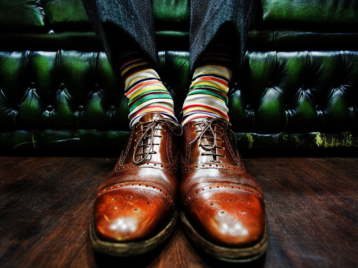 Ноги в коричневых ботинках