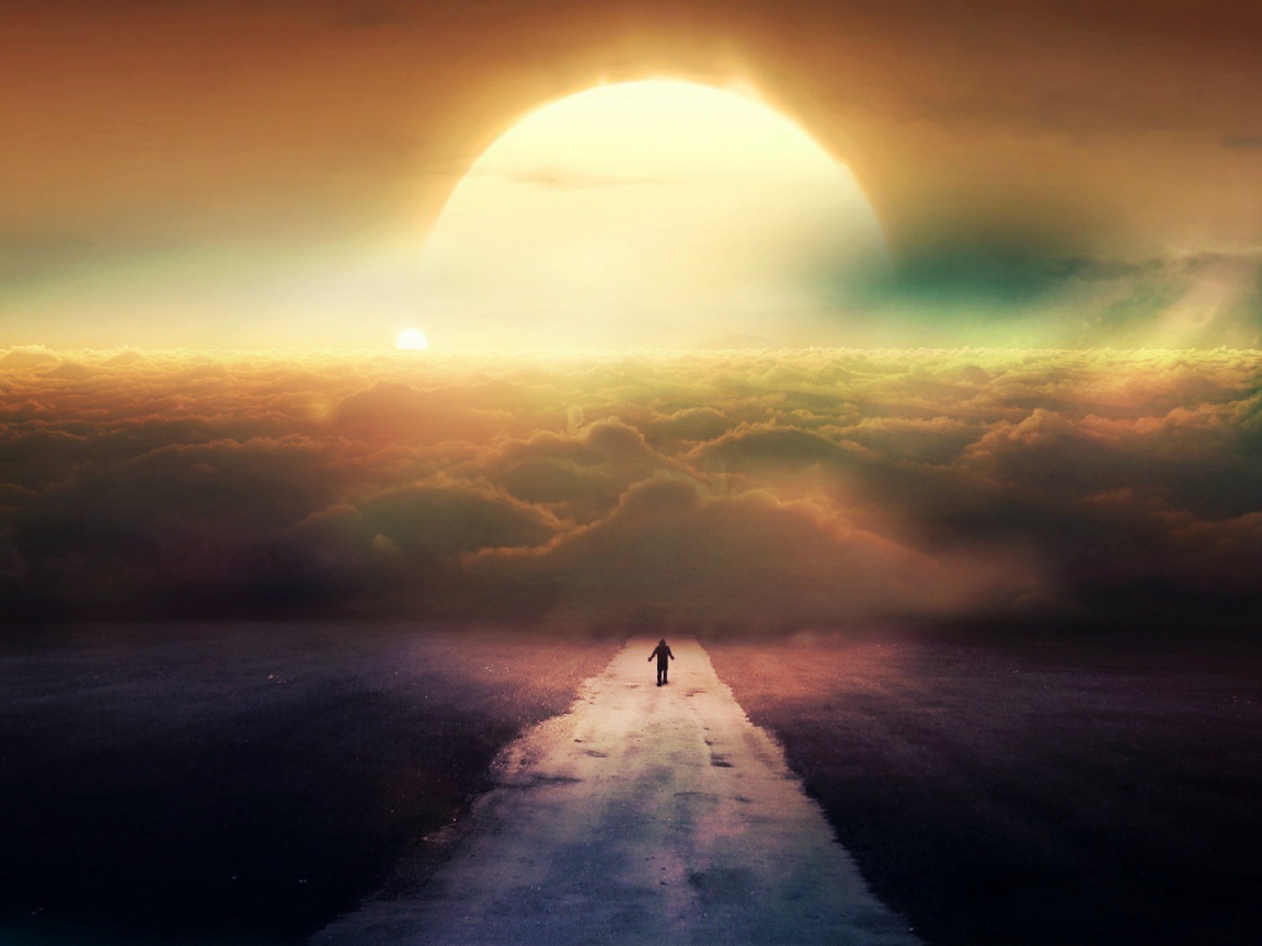 Человек идет на закат в облаках