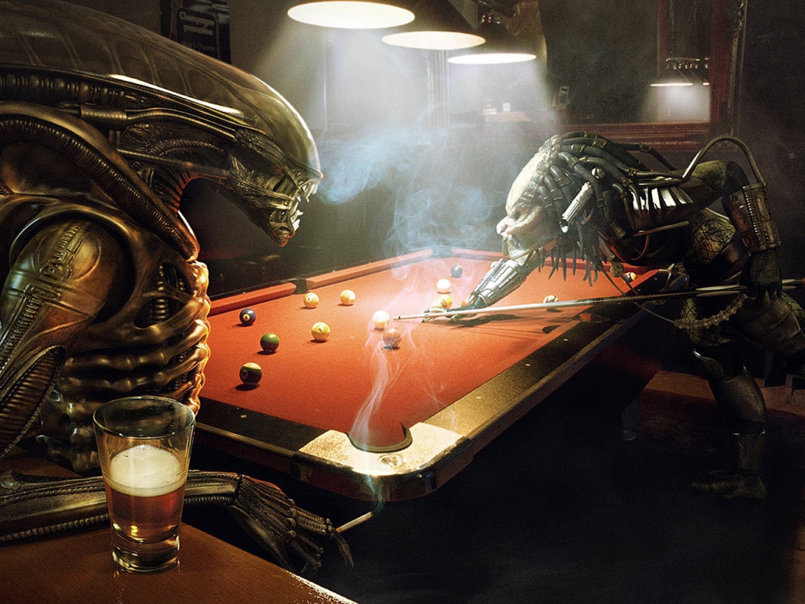 Пришельцы пьют пиво в баре