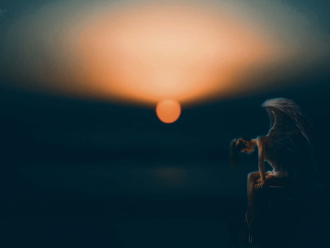 Ангел с черными крыльями на закате солнца