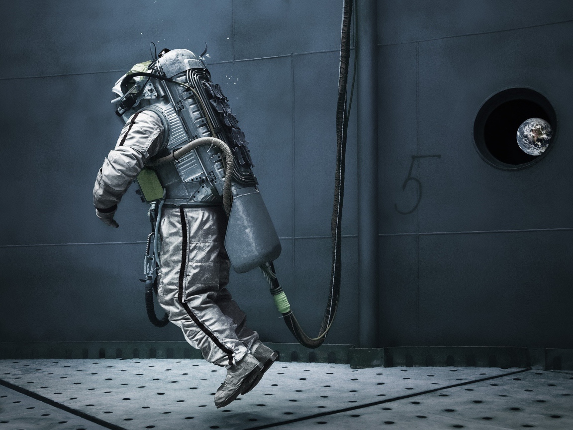 Космонавт в ангаре космической станции