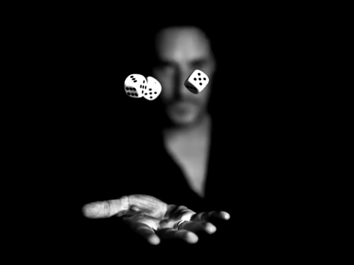 Игровые кости парят над ладонью