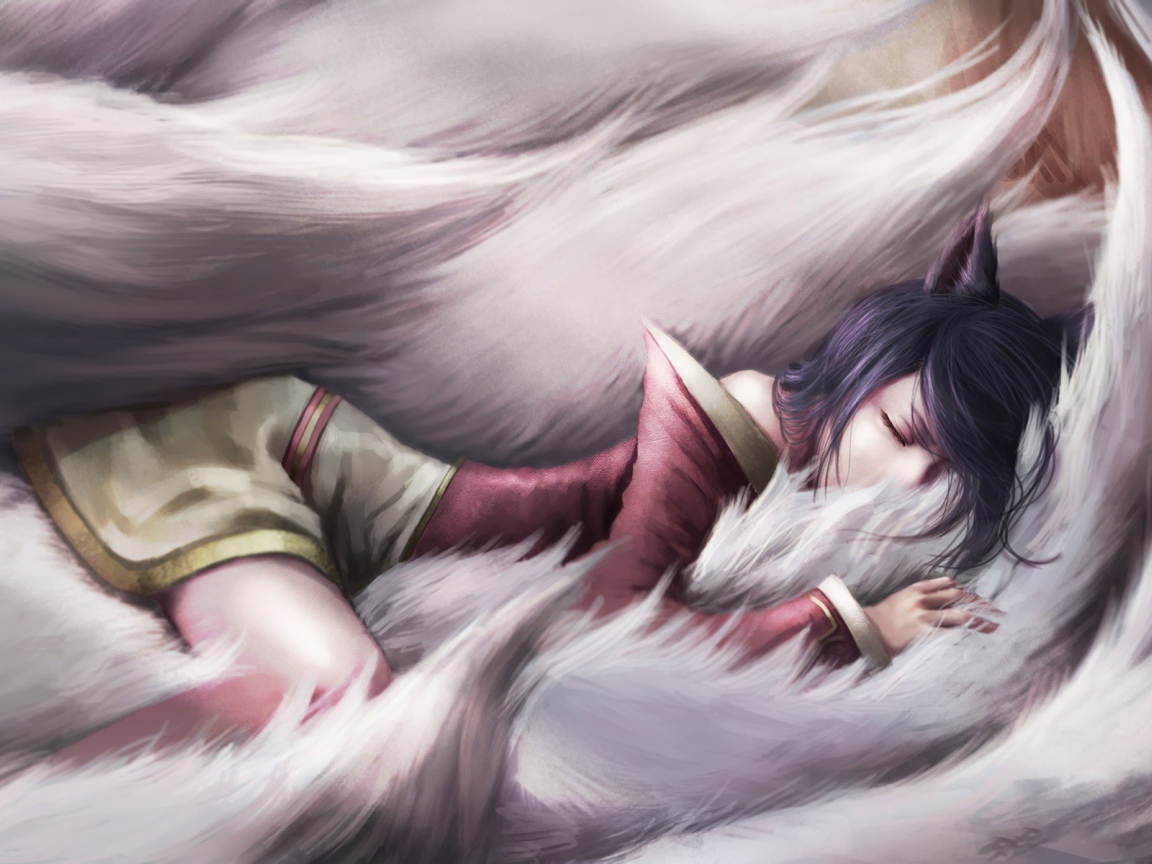 Девушка спит среди белого меха