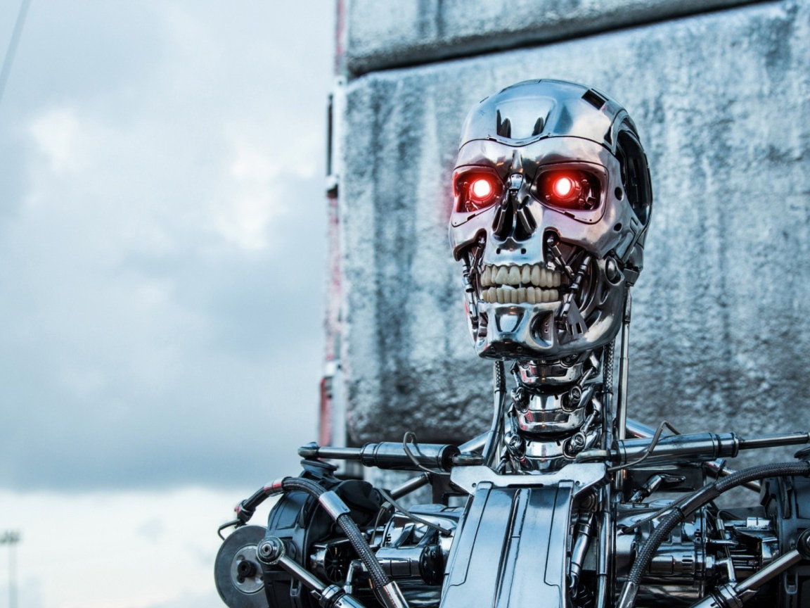 Терминатор стоит у стены