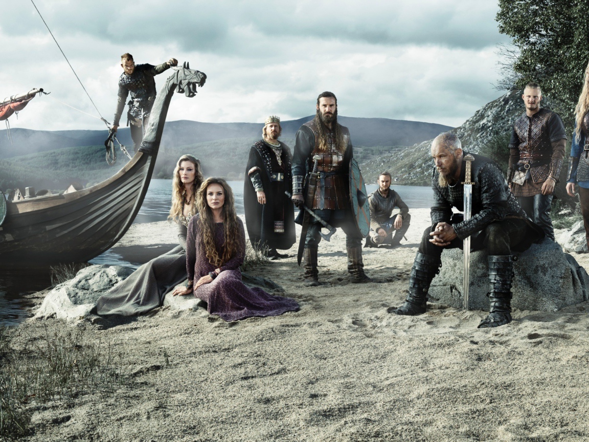 Отряд викингов на берегу моря