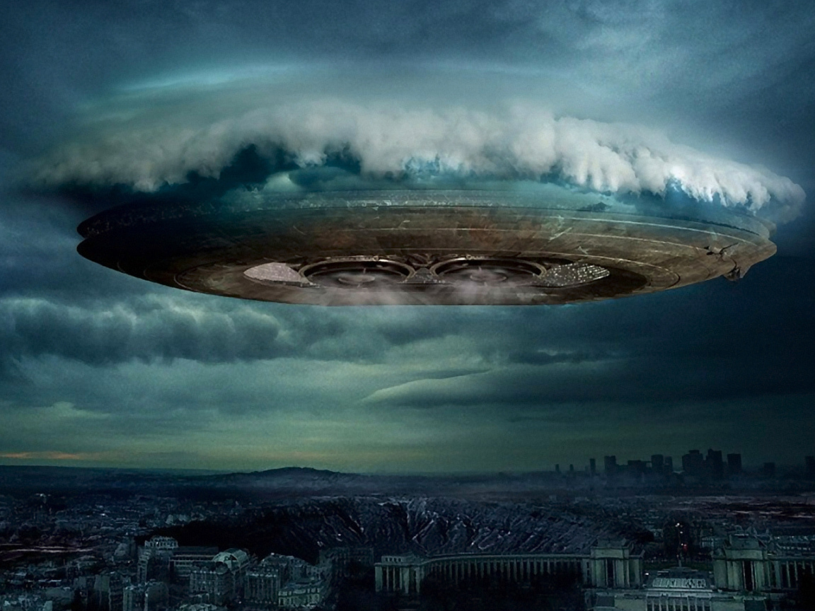 Летающая тарелка над городом