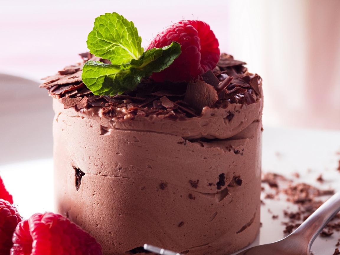 Воздушный шоколадный десерт с малиной