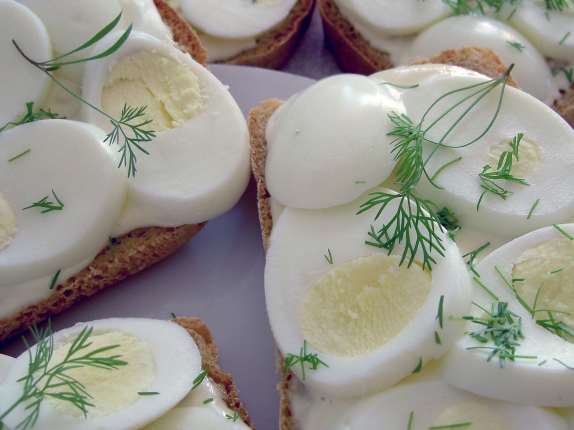 Вареные яйца с хлебом и укропом