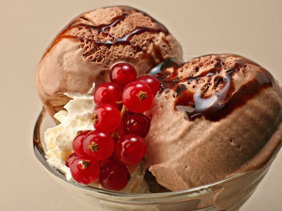 Шоколадное мороженое со смородиной