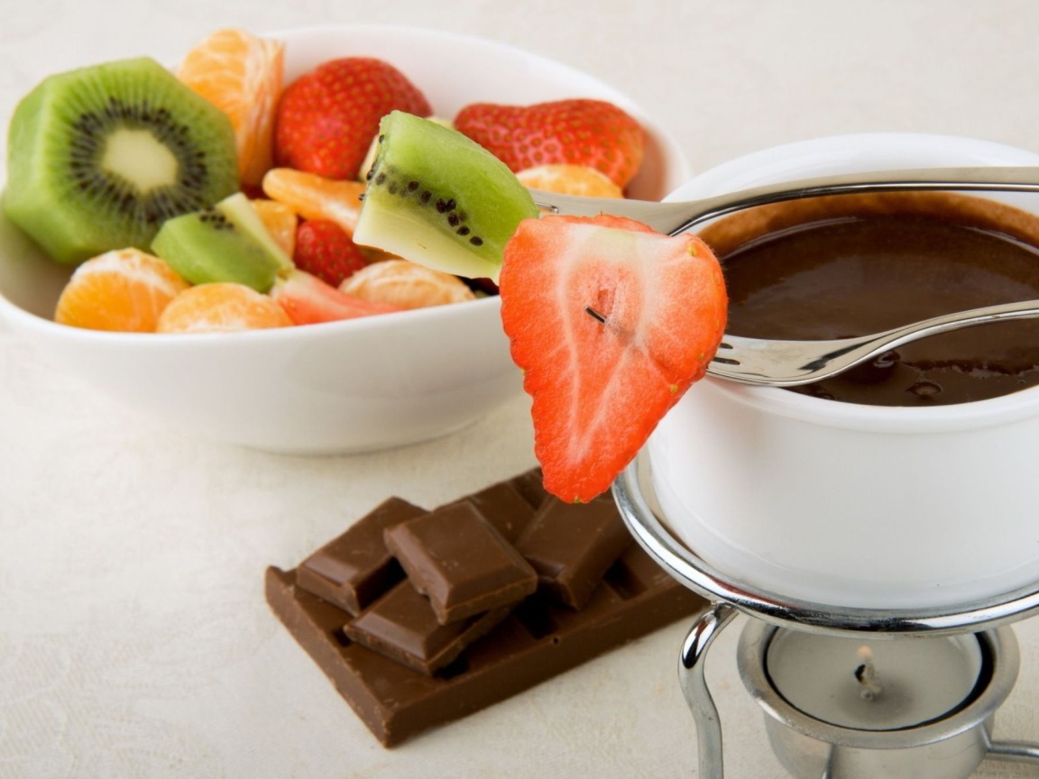 Фрукты с шоколадом