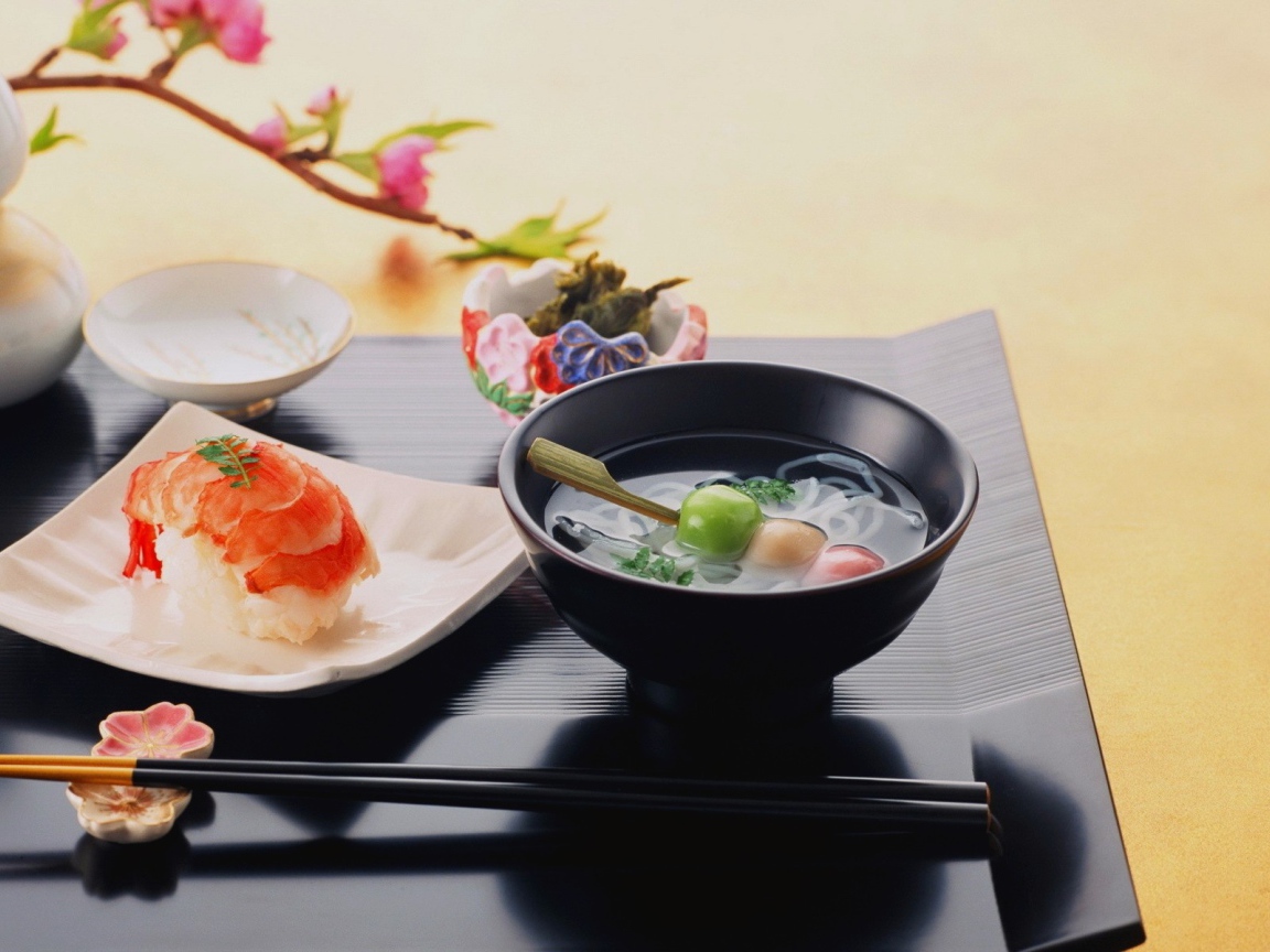 Японская еда на столе, суши
