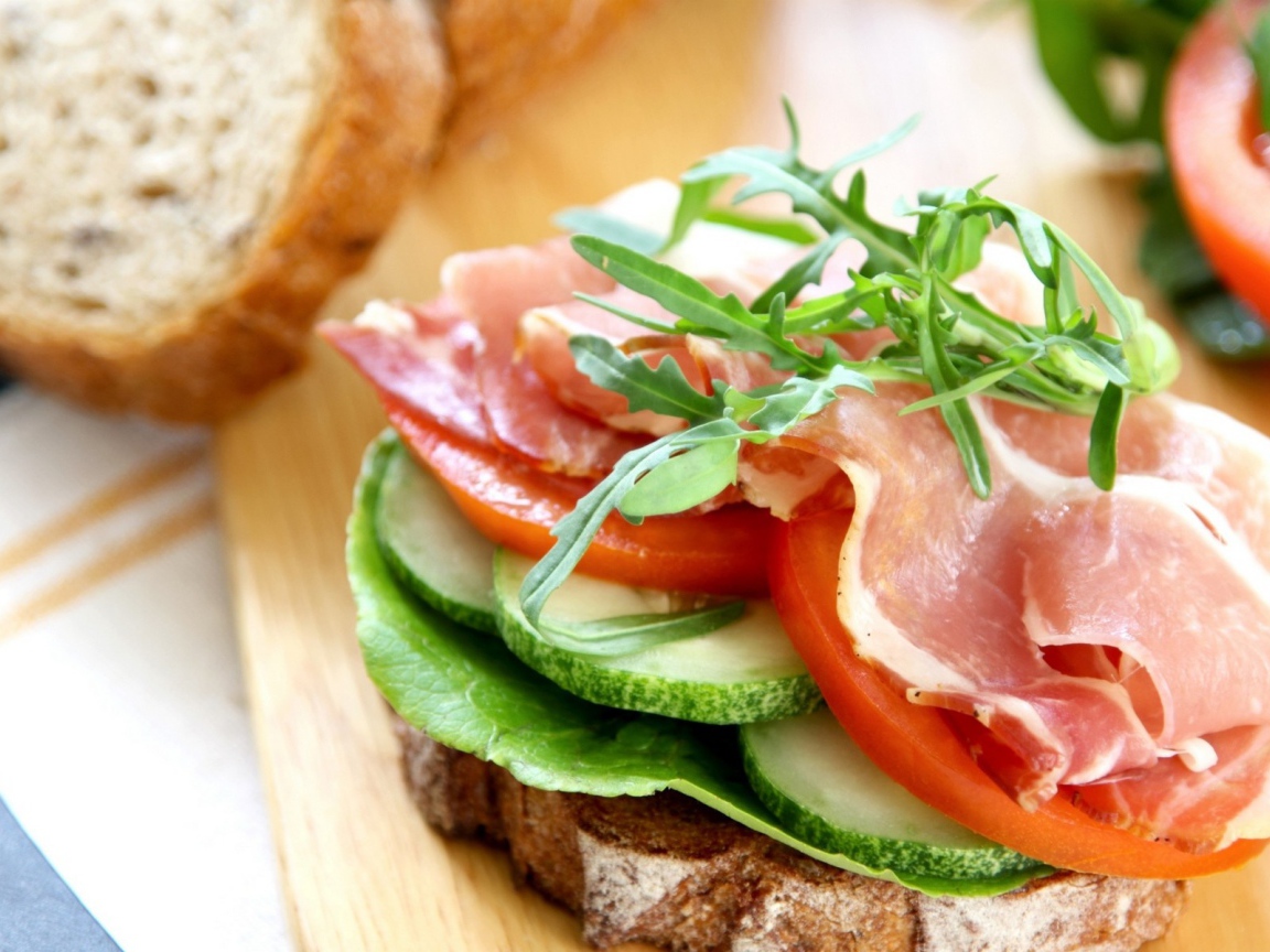 Бутерброд со свежими овощами и ветчиной