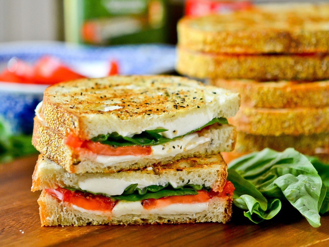 Теплые бутерброды с сыром и овощами