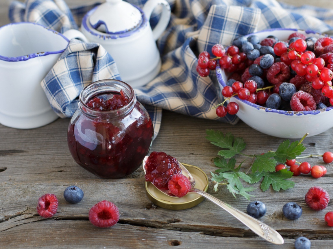 Миска ягод и варенье из них