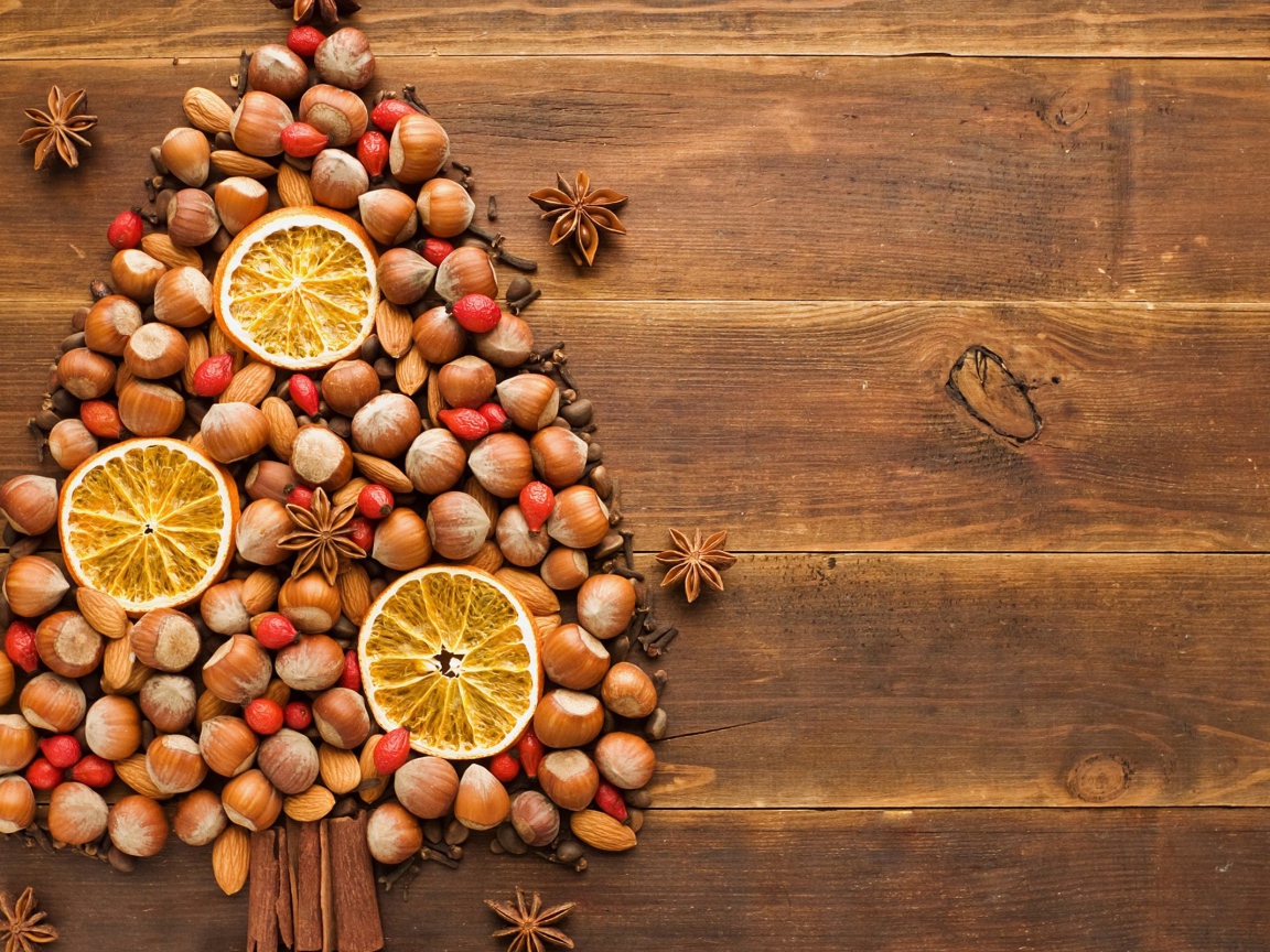 Рождественское дерево из орехов и фруктов