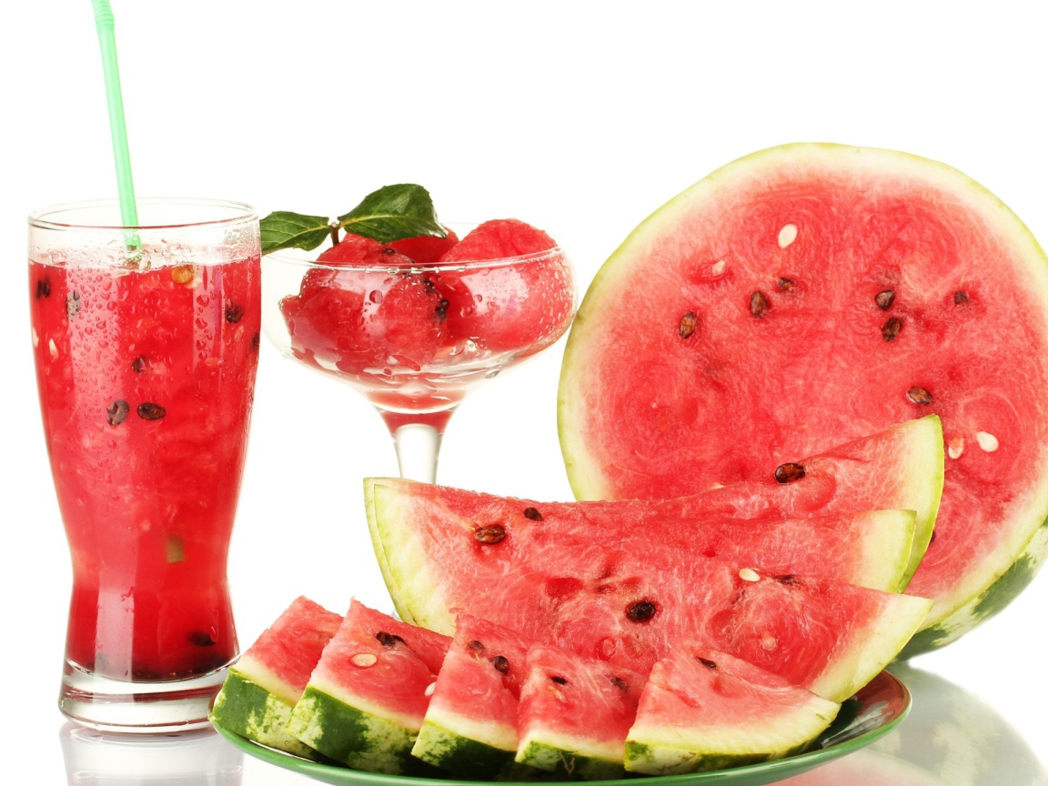 Сок и ломтики арбуза