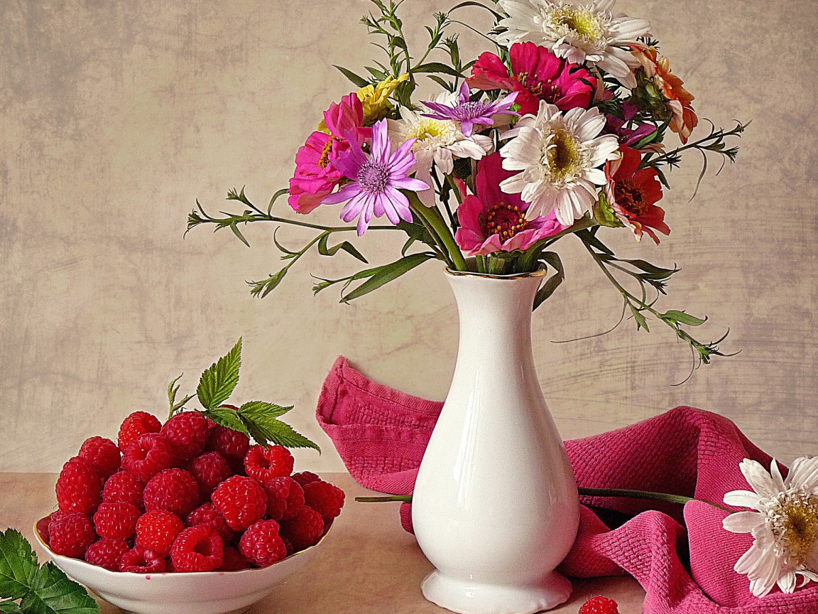 Блюдце с малиной и букет цветов